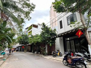 có dãy trọ kiệt 4m lê hữu trác. dt 175.5m2 sổ và 188m2 thực tế, ngang 8m. có 20 phòng cho thuê full