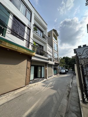 chính chủ bán nhà đức giang 5 tầng thang máy 4ngủ 45m2 mt:4m ngõ 5m oto tránh full nội thất 12,4 tỷ