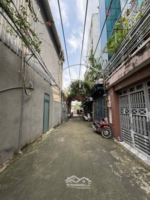 nhà hxh sát mặt tiền không lỗi phong thủy ngang hơn 5m an ninh tốt