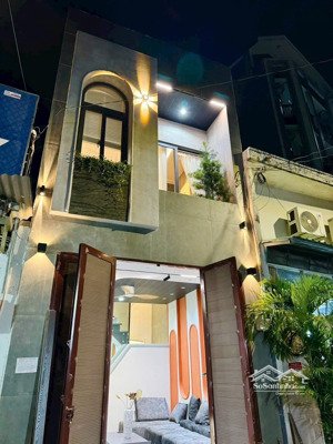 nhà chính chủ cần bán ngay trong tháng giá:2tỷ4, (4x15) vuông vứt 3pn 3wc cách mt 5m, sổ hồng riêng