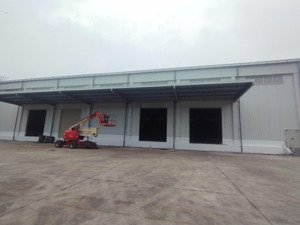 cho thuê kho đường phạm văn đồng, bắc từ liêm. dt 965m2 khung thép zamil có pccc. giá 110k/m2