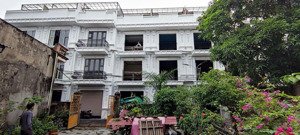 nhà vừa mới hoàn thiện,có thể dọn về ở ngay.cực hot,giá cả hợp lý