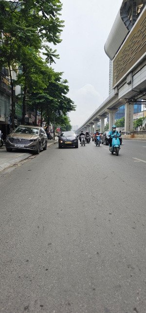 nguyễn trãi, bán đất tặng nhà. giá đầu tư 126m2. giá 18,6 tỷ có thương lượng. nhà cách mặt phố 15m.