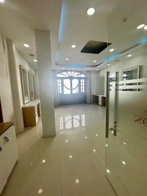 cho thuê căn góc 3 mặt tiền đường nguyễn thiện thuật- ngay ngã 4 nguyễn thị minh khai