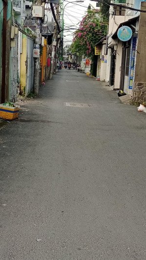 gần công viên làng hoa, nhà 3 tầng, kinh doanh tốt, xe tải thông