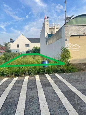 chủ kẹt tiền cần bán lô đất đường nguyễn văn khạ gần cầu vượt củ chi, dt 97m2 giá 900 triệu, shr