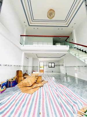 nhà cho thuê trệt 1 lửng 1 lầu tuyệt đẹp - mới xây 100% - kdc nam long