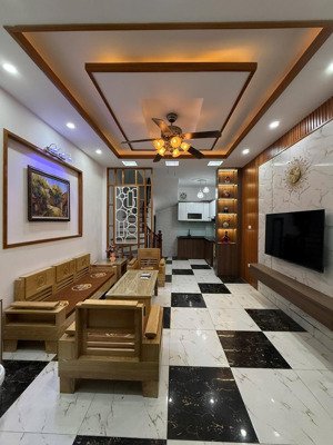 không sử đến dụng hàng xóm nhờ bán nhà ngõ 467 lĩnh nam diện tích 30m 4 tầng