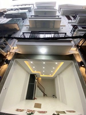 hơn 11 tỷ lê trọng tấn la khê 34m2, 4.5 tầng, thang máy, sân đỗ ô tô, đầy đủ tiện ích