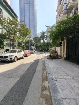 bán nhà liền kề pl ô tô tránh phố trung kính, 65 tỷ, 163m2, 6pn. vị trí hiếm.