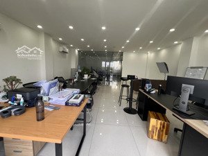 nhượng lại văn phòng 105m2 có đủ bàn ghế, phòng họp, ban công riêng, toilet riêng chỉ 12tr/tháng