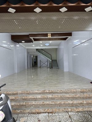 cho thuê nhà đẹp 2 tầng, mt đường lớn lê đại hành, trung tâm cẩm lệ