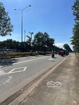 chính chủ gửi bán lô đất 150m2 nằm ngay mặt tiền vành đai4 full thổ cư đi ra kcn mỹ phước 3 chỉ 1km