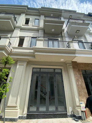 bán căn nhà sổ riêng giá tố.t ngay trung tâm cho thuê hoặc ở thuận tiện.