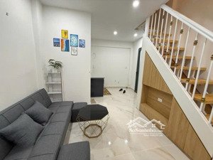 nhà đẹp 2 tầng giáp quận 1 hẻm xe hơi cách 1 nhà sổ hồng riêng giá chỉ 3.25 tỷ còn tl