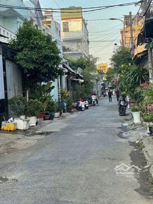 nhà vị trí đep 4x22m gần chợ và nhà thờ lạc quang, 1 trục thẳng từ trường chinh vào chỉ 50m