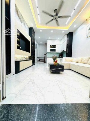 bán nhà nguyễn đình hoàn trung tâm cầu giấy 5t mt4m-gần phố-full nội thất- nhỉnh 9,tỷ- đẹp ở ngay