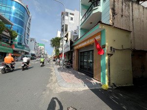 giảm mạnh nửa tỷ! nhà đẹp ở ngay huỳnh văn bánh, gần 50m2, 1 sẹc ra mt - chốt nhanh deal hời