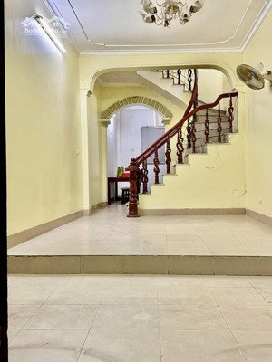 cho thuê nhà 3 tầng ngõ 8/43 lê quang đạo giá thuê: chỉ 10 triệu/tháng nhà 3 tầng