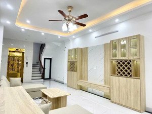 chỉ nhỉnh 7.3 tỷ sở hữu ngay nhà tại trung tâm q.hà đông-nhà 5 tầng,thang máy-gần kđt hàng bè!