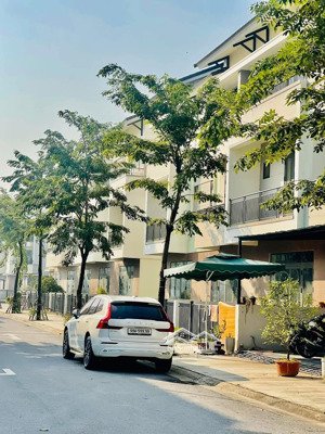 bán gấp sh4 centa city hướng nam, sau nhà đường 6m