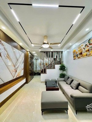 có 102! phố tân mai, 30m ra mặt phố, 2 thoáng kinh doanh, sát hồ đền lừ, full nội thất 40m2 * 5t