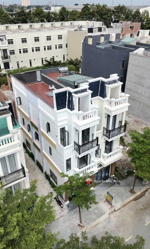 bán nhà 2 mặt tiền đúc 3 tấm, sân ô tô, full nội thất, kdc gần vincom 2,5km, p.tân đông hiệp, tp.dĩ