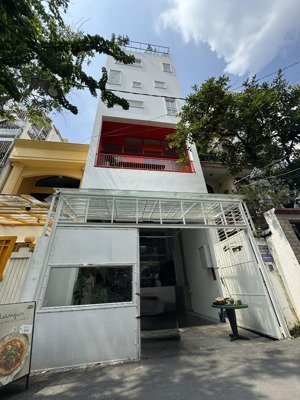 chính chủ cho thuê toà nhà mới xây có thang máy, sàn suốt cầu thang cuối