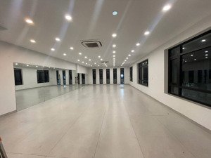 cho thuê tầng 2 nhà mặt đường máng nước rộng 28m, diện tích 120m² thông sàn