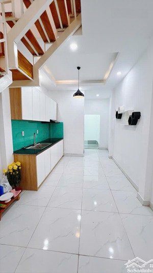 chỉ 4ty750 nhà 2 tầng vị trí ngay trung tâm q4