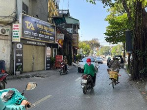 phố tt văn quán dân xây chắc chắn ô tô tránh nhau kinh doanh sầm uất, 2 mặt ngõ, gara. giá 18 tỷ