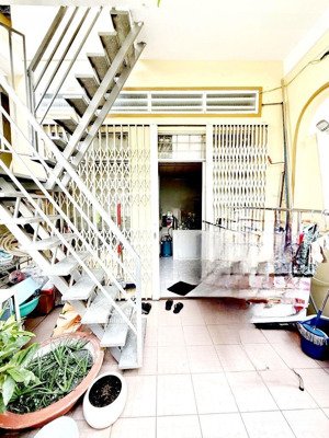 nhà vừa ở vừa cho thuê - bùi văn ba (5,12x17m) có 10 phòng chỉ 9tỷ2 kết cấu: 3 tầng, 10 phòng