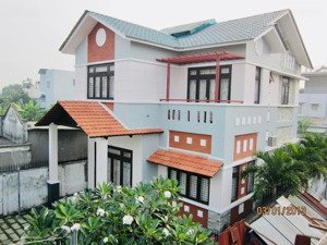 biệt thự sân vườn 200m ngang 10.5m cần bán gấp , bà điểm hóc môn giá chào: 9.3 tỷ tl