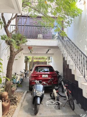 giữa thành phố có một ngôi nhà mặt phố 170m nhưng lại ẩn mình nhẹ nhàng như một khu vườn nhỏ