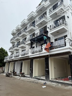 bán căn ô tô đỗ cửa có sân cổng 60m xây 4 tầng đường trước 6m giá 4.65 tỷ tại phụng châu