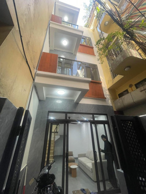 trung tâm bạch mai đại cồ việt trần khát chân diện tích 48m2 chỉ 10,9tỷ sân để xe riêng, ở luôn