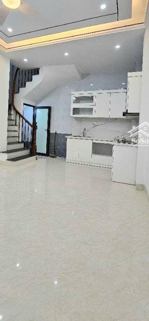 xã đàn vài bước. cách ôtô 40m. nhà mới 5 tầng mặt tiền 5,1m. kết nối giao thông thuận tiện.