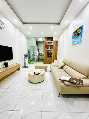 cầu giấy - 6 tầng thang máy - ngõ trông - ô tô đỗ cổng - 3 nhà ra đường ô tô tránh