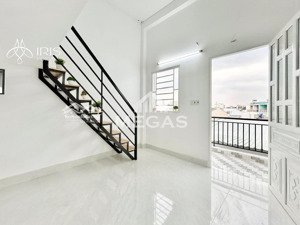 phòng có gác ban công/cửa sổ thoáng đầy đủ nội thất giá tốt, ra metro ga thảo điền chỉ 10 - 13 phút