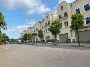 căn shophouse 130m2 cổng trường vinshool cần bán