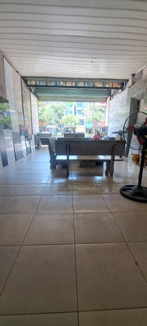 chính chủ bán gấp nhà mặt phố ngô gia tự , 3 tầng, dt 90m2 mt 4,5m vị trí trung tâm kinh doanh.