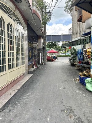 dãy trọ c4. 165m2 ngang 8m. hxh qh 10m sát mt. 50m ra hàng xanh. gần đh kinh tế. shr