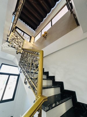 nhà 6 tầng thang máy, ô tô chạy vòng quanh đất.