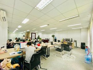 văn phòng cho thuê cực chất nằm ở duy tân cầu giấy, hà nội.diện tích rộng 160m2 phù hợp mọi mô hình