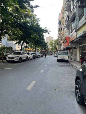 bán nhà siêu phẩm vị trí đẹp hoàng cầu, đống đa, ngõ thông, gần phố, gần hồ. dt42m2