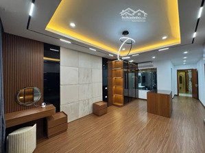 quá đẹp. phố cầu giấy, full nội thất, ở luôn, ngõ thông rộng, xe vf3 vào, 1 ph ra phố 32m2*5t, sđcc