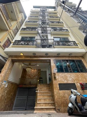 em cần bán nhà lạc long quân. view hồ tây . cách phố 20m . trước nhà rộng 6m siêu rẻ