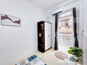 cho thuê căn hộ dạng 2 phòng ngủ - 1 phòng khách - máy giặt riêng - ban công gần ngã 6 cộng hòa