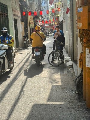 sang nhượng gấp quán trà sữa và mỳ cay tại khu vực trung tâm cầu giấy