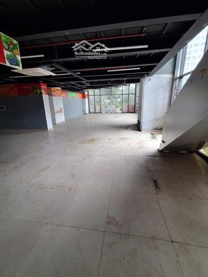 cho thuê tầng chân đế chung cư khu tp giao lưu phạm văn đồng,tổng 290m,vị trí lô góc,lh 